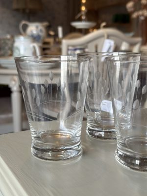 Vattenglas med slipad dekor