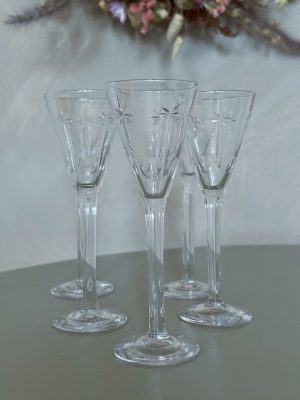 Snapsglas på fot med slipad dekor 4 st