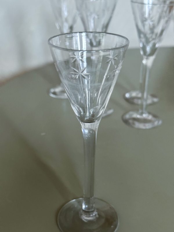 Snapsglas på fot med slipad dekor 4 st - Bild 3