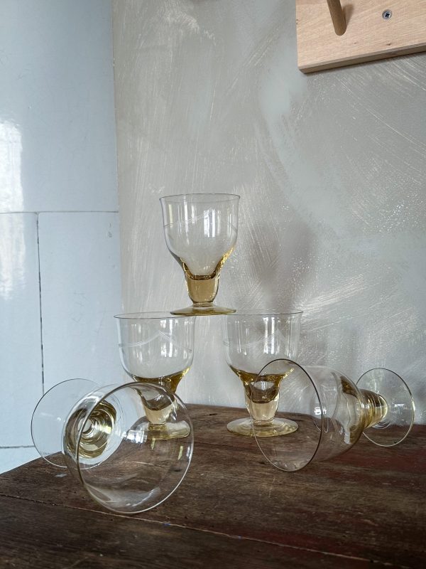 Vinglas i kristall i gultonat glas - Bild 7