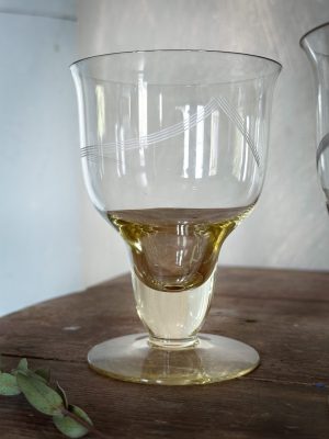 Vinglas i kristall i gultonat glas