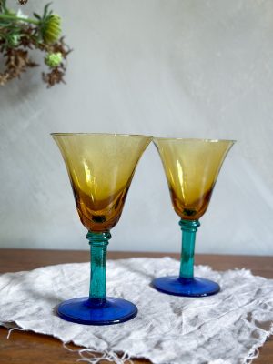 Munblåsta färgade glas
