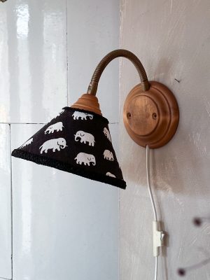 Vigan Sweden vägglampa, Skärm i Estrid Ericson Elefant tyg.