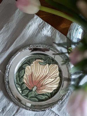 Nysilver bricka m William Morris tapet