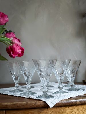Vinglas med slipad dekor