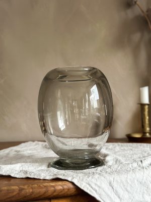 Glasvas på fot rökfärgad