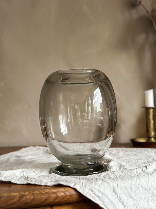 Glasvas på fot rökfärgad