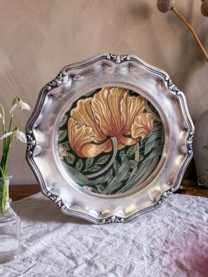 Tapetserad Nysilverbricka med William Morris
