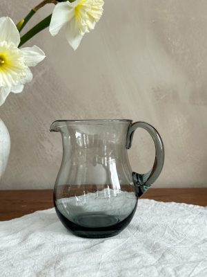 Mjölkkanna i rökfärgat glas