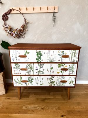 Teak Byrå 1950 tal, tapetserad i Nordens Flora