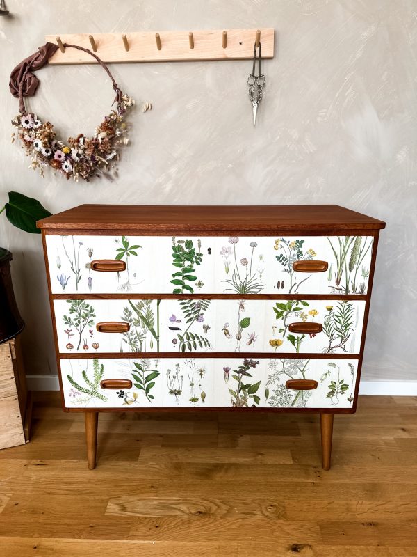 Teak Byrå 1950 tal, tapetserad i Nordens Flora