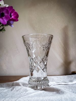 Glasvas med blomdekor