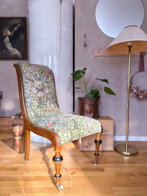 Svanhalsstol klädd i William Morris Golden Lilly - Bild 3