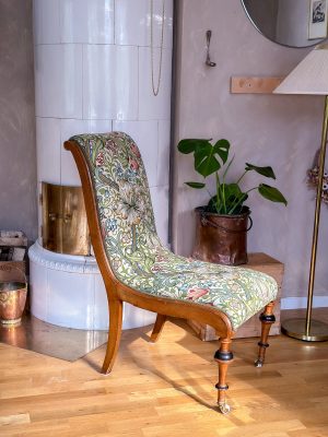 Svanhalsstol klädd i William Morris Golden Lilly