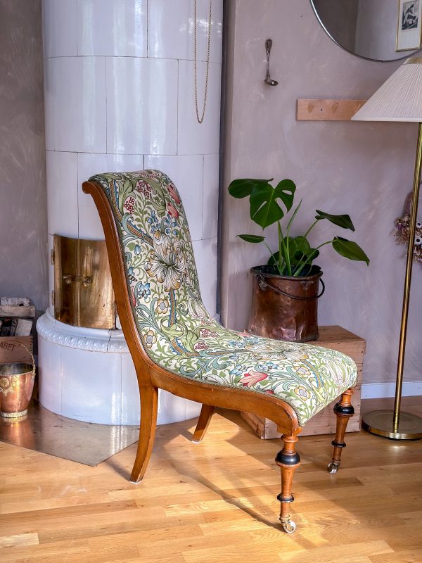 Svanhalsstol klädd i William Morris Golden Lilly