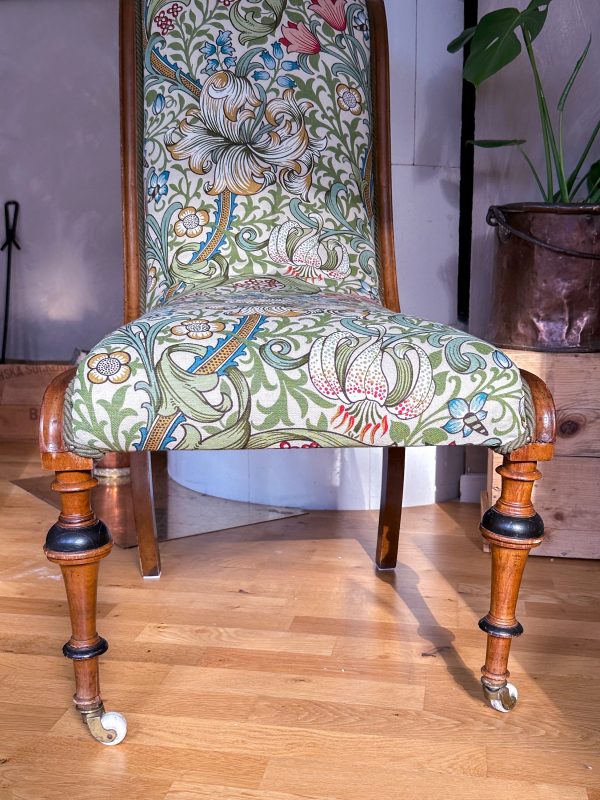 Svanhalsstol klädd i William Morris Golden Lilly - Bild 7