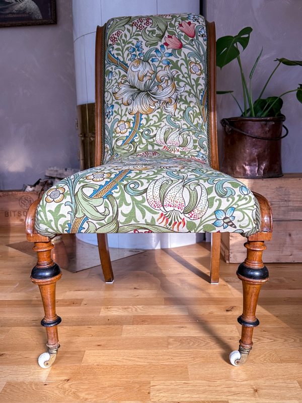 Svanhalsstol klädd i William Morris Golden Lilly - Bild 6