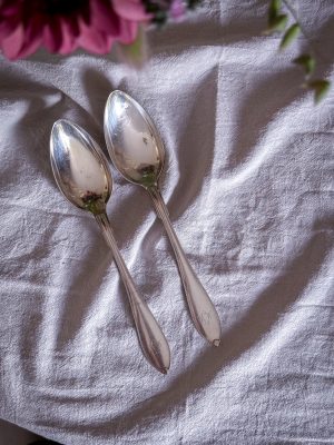 Uppläggningsskedar 2 st m gravyr Nysilver