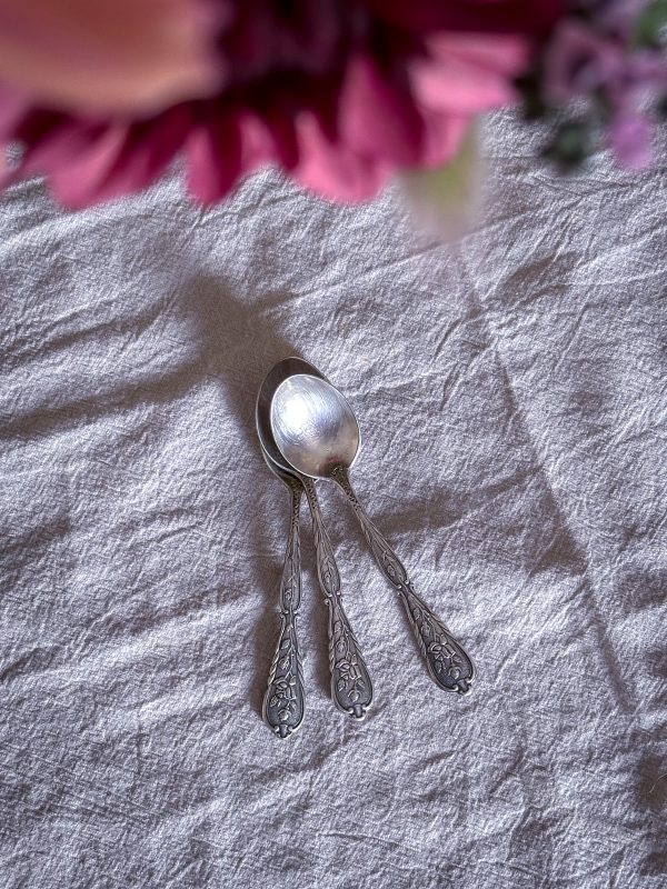 Teskedar med rosdekor nysilver 3 st - Bild 2