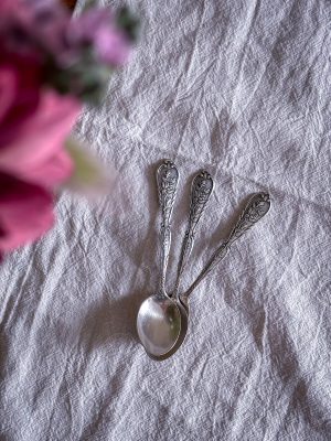 Teskedar med rosdekor nysilver 3 st