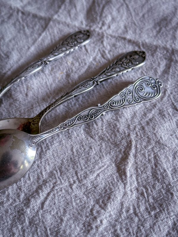 Teskedar med rosdekor nysilver 3 st - Bild 3