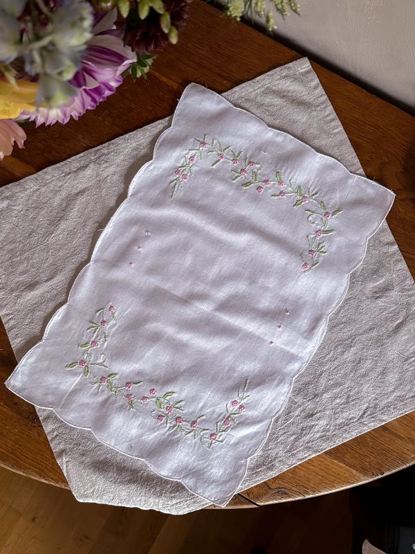 Liten bordsduk med rosbrodyr 2 st - Bild 2