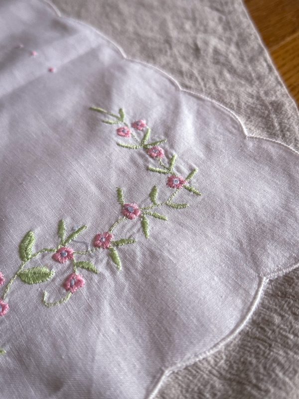 Liten bordsduk med rosbrodyr 2 st - Bild 3