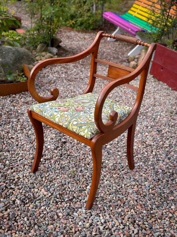 Engelsk karmstol/skrivbordsstol, Klädd i William Morris Golden Lilly - Bild 2
