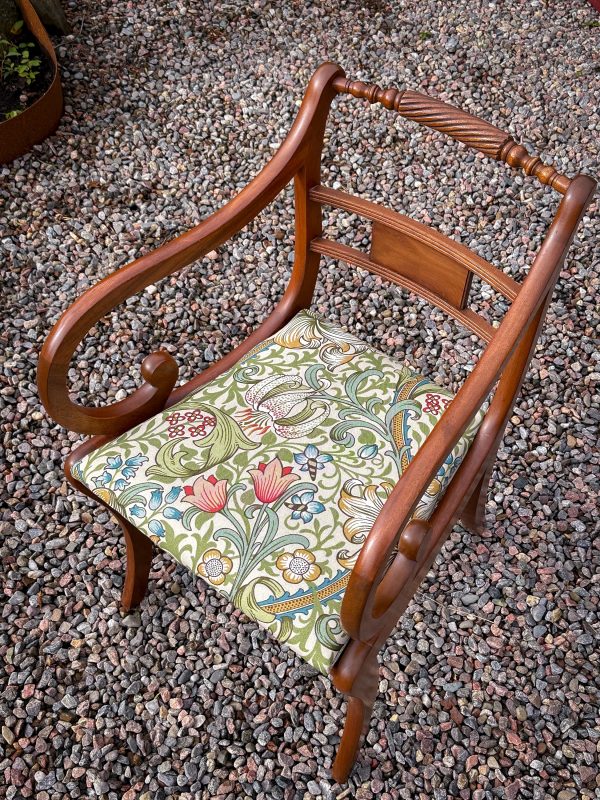 Engelsk karmstol/skrivbordsstol, Klädd i William Morris Golden Lilly - Bild 4