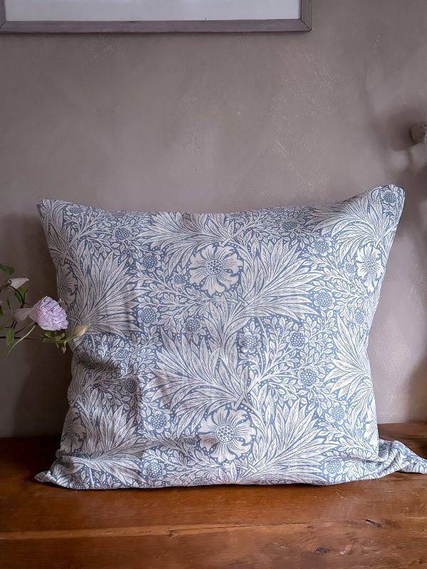Kuddfodral i William Morris Marigold tyg - Bild 4