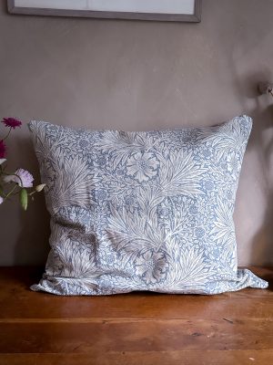 Kuddfodral i William Morris Marigold tyg