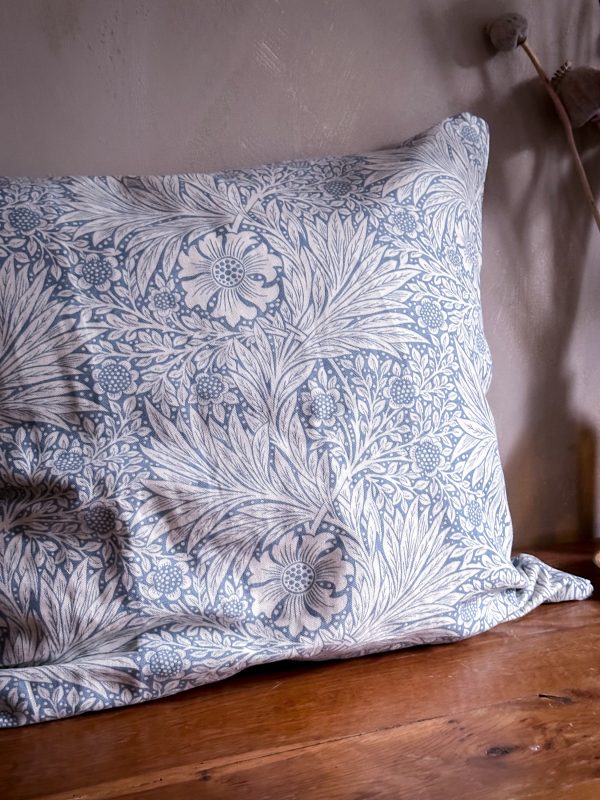 Kuddfodral i William Morris Marigold tyg - Bild 3