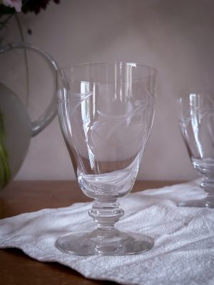 Vinglas slipad dekor päronformade. Tidigt 1900 tal