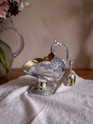 Sockerskål med liten skopa