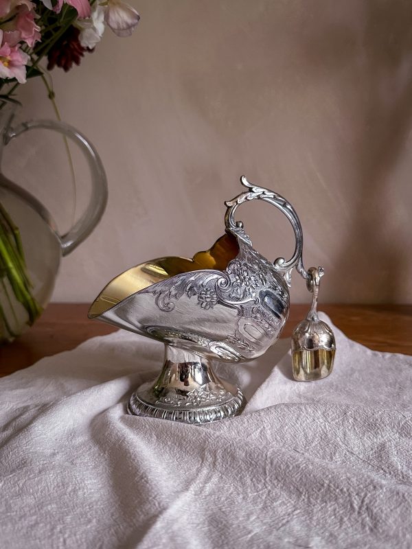 Sockerskål med liten skopa