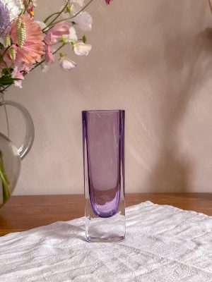 Lila glas vas, troligen Nuutajärvi Kaj Franck