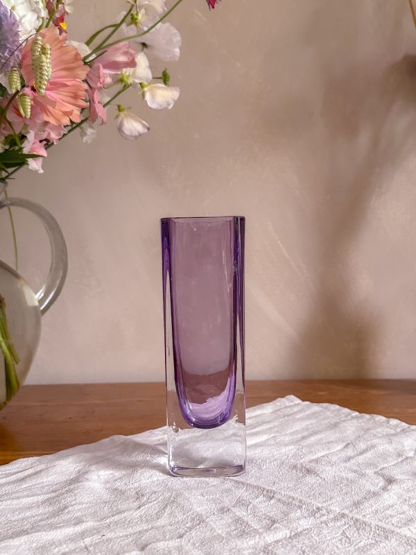 Lila glas vas, troligen Nuutajärvi Kaj Franck