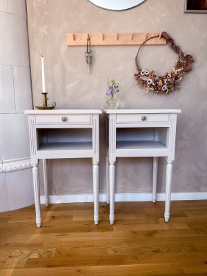 Sängbord tidigt 1900 tal Gustaviansk stil