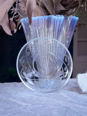 Litet glas fat med etsad dekor