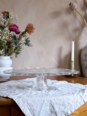 Tårtfat i glas på fot. Rosdekor