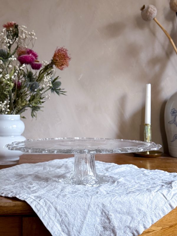 Tårtfat i glas på fot. Rosdekor
