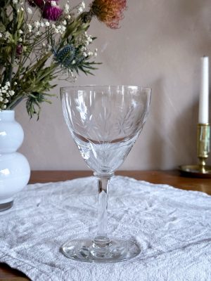 Vinglas i kristall med slipad dekor