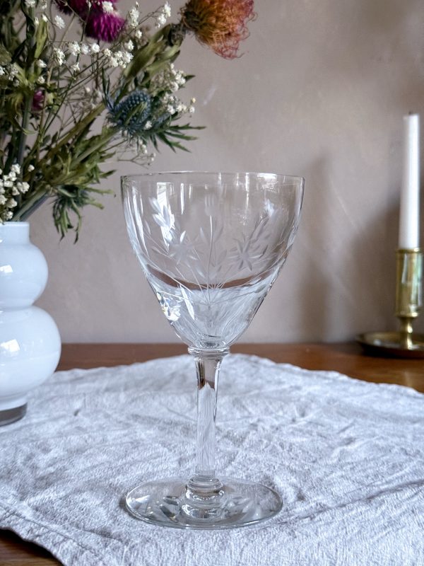 Vinglas i kristall med slipad dekor
