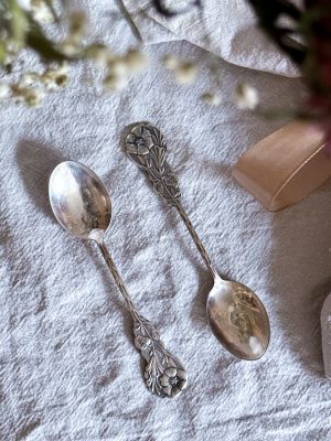 Kaffesked nysilver blomdekor