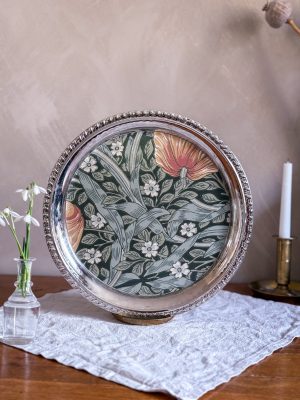 Tapetserad nysilverbricka med William Morris