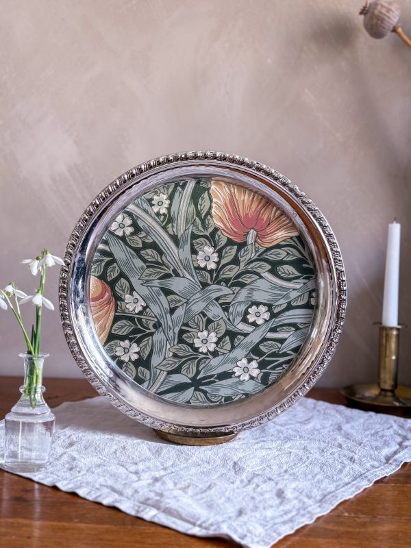 Tapetserad nysilverbricka med William Morris