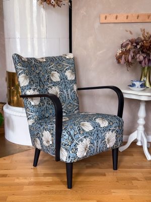Swedish Modern Fåtölj 40/50 tal klädd i William Morris tyg