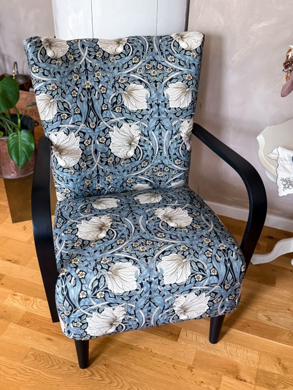 Swedish Modern Fåtölj 40/50 tal klädd i William Morris tyg - Bild 9