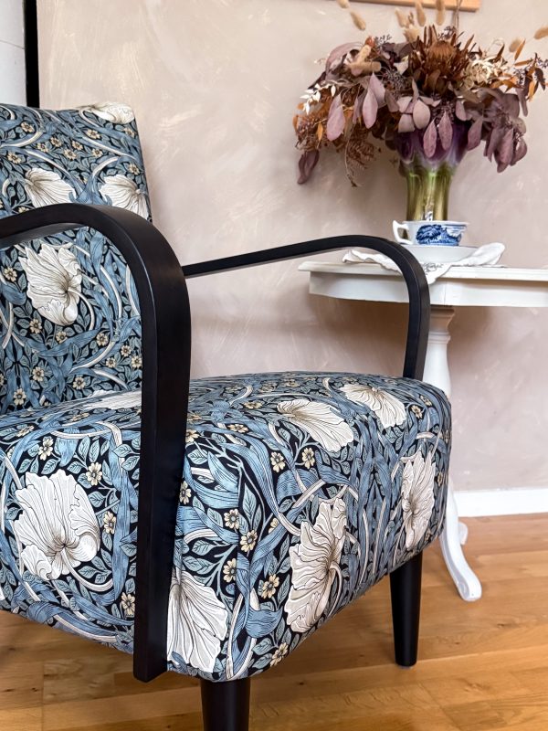 Swedish Modern Fåtölj 40/50 tal klädd i William Morris tyg - Bild 3